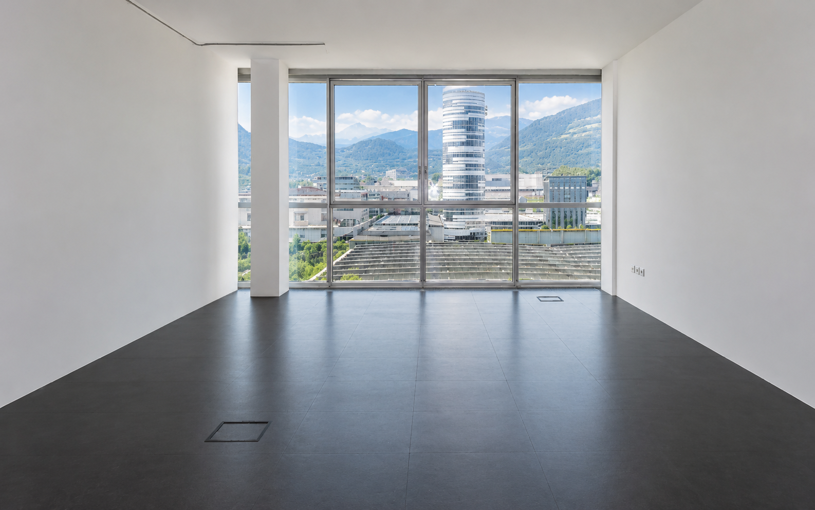 Ufficio luminoso con finestra panoramica nel complesso Syncom a Bressanone